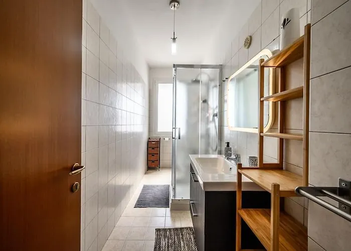 The Youth House Near Downtown & Hesperia Hospital Modena